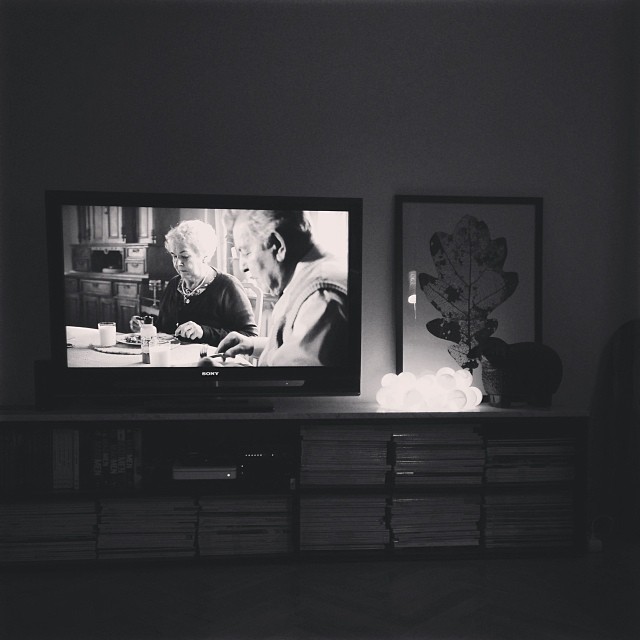 Mitäkö teen nyt? Noh turhaa TV:n tuijotusta + instagramselausta vaik pitäis jo nukkua... @lauravist :). Ystävähaastis: @susmi_porvoo @suurus @kylmaoja @tiinatoukola 